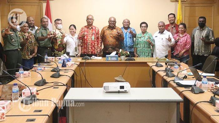Sekda Kota Jayapura, Robby Kepas Awi ketika memimpin rapat kordinasi dengan pihak BPN dan pihak Dinas terkait, tindak lanjut penimbunan hutan manvrove di Teluk Youtefa Hamadi
