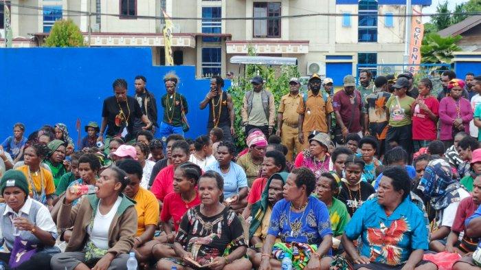 UNJUK RASA - Sekelompok massa menggeruduk kantor Dinas Perhubungan Mimika, di Jalan Baru, Mimika Papua Tengah, Selasa (29/4/2025).
