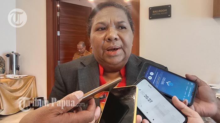 Sekertaris Daerah Kabupaten Jayapura, Hana Hikoyabi saat diwawancarai usai usai sidang paripurna III DPRD Kabupaten Jayapura