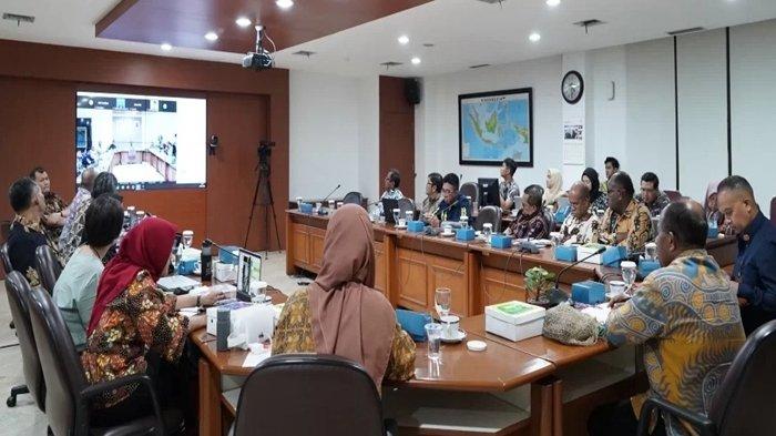 Sekretariat Wapres melalui Kedeputian Bidang Dukungan Kebijakan Pemerintahan dan Wawasan Kebangsaan, bekerja sama dengan Badan Pengarah Percepatan Pembangunan Otonomi Khusus Papua (BP3OKP), dan The SMERU Research Institute menyelenggarakan Dialog Kebijakan: Perlindungan Sosial Adaptif untuk Orang Asli Papua (OAP) di Ruang Rapat Gedung 2 Lantai 1, Sekretariat Wakil Presiden, Jl. Kebon Sirih Nomor 14, Jakarta, Jumat (27/10/2023).