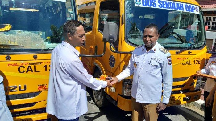 Pj.Gubernur Papua Selatan, Apolo Safanpo bersama Perum Damri melakukan pengguntingan pita