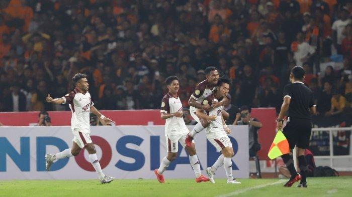 Selebrasi pesepak bola PSM Makassar, Kenzo Nambu setelah mencetak gol dalam laga pekan pembuka Liga 1 2023/2024 antara Persija Jakarta melawan PSM Makassar di Stadion Utama Gelora Bung Karno, Senayang, Jakarta, Senin (3/7/2023).
