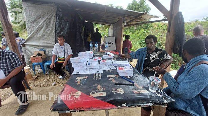 Seluruh petugas termasuk Ketua KPPS pada TPS 52 Entrop, Kota Jayapura, tidak memberikan kesempatan bagi sejumlah warga untuk mencoblos. Saksi, Linmas dan bahkan petugas lainnya di lokasi ini ikut bungkam.