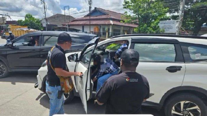 Sentra Penegakan Hukum Terpadu (Gakkumdu) saat menangkap pelaku diduga distribusikan uang memenangkan salah satu pasangan calon bupati dan cawabub Mimika, Selasa (26/11/2024).