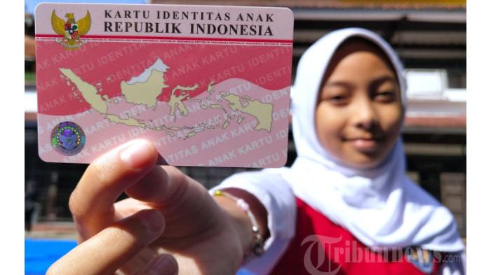 KARTU IDENTITAS ANAK (KIA) - Foto dokumen seorang pelajar memperlihatkan Kartu Identitas Anak (KIA) yang baru diterima dari Plh Wali Kota Bandung, Ema Sumarna di SDN 001 Merdeka, Jalan Merdeka, Kota Bandung, Jawa Barat, Senin (12/6/2023). Pada acara tersebut, Pemerintah Kota (Pemkot) Bandung simbolis menyerahkan 4.464 KIA untuk peserta didik SD dan SMP di Kota Bandung dalam rangka implementasi program Kisanak (KIA Kerja Sama dengan Sekolah Anak). Hingga Juni 2023, realisasi pembuatan KIA di Kota Bandung sudah mencapai 48 persen atau sebanyak 294.570 KIA dari target nasional sebesar 50 persen.