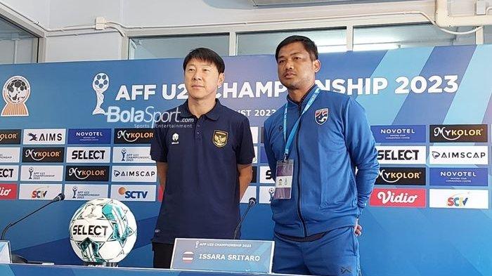 Pelatih timnas U-23 Indonesia, Shin Tae-yong dan pelatih timnas U-23 Thailand, Issara Sritaro, pada konferensi pers jelang laga semifinal Piala AFF U-23 2023 di Rayong Provincial Stadium, Rabu (23/8/2023).