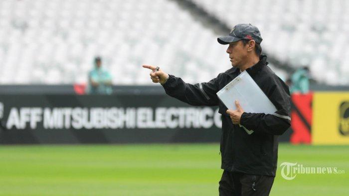 Pelatih Tim Nasional Indonesia Shin Tae-yong memberi instruksi saat latihan Timnas Indonesia di Stadion Utama Gelora Bung Karno, Jakarta, Kamis (22/12/2022). Latihan tersebut dilakukan jelang hadapi Kamboja pada Piala AFF 2022.