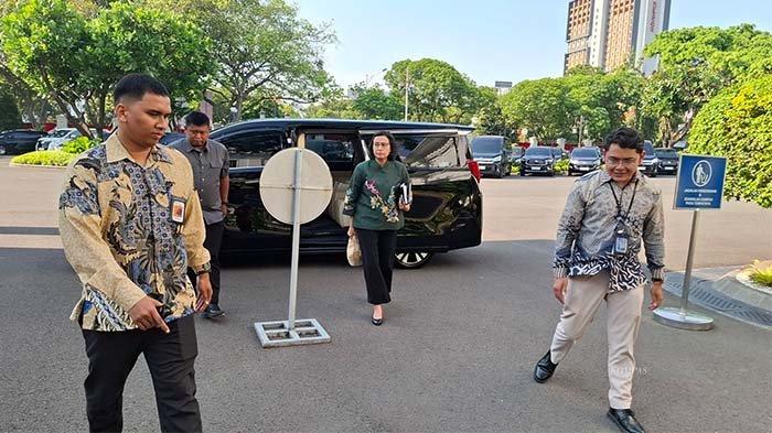 Menteri Keuangan Sri Mulyani Indrawati ketika tiba di Kompleks Istana Kepresidenan Jakarta, Kamis (22/8/2024). Menkeu enggan menyebut agenda pertemuan dengan Presiden Jokowi yang berlangsung tertutup. KOMPAS/MAWAR KUSUMA WULAN
