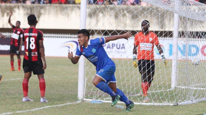 Striker asing PSBS Biak asal Brsail, Alex Ferreira selebrasi usai mencetah gol ke gawang Persipura dalam laga pamungkas Liga 2 di Stadion Mandala Jayapura, Jumat (20/10/2023). Derby Papua berakhir imbang 1-1. (Dk. MO PSBS Biak)