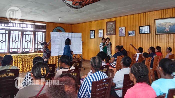 Suasana aksi warga yang dilaksanakan ole Wahana Visi Indonesia (WVI) berlangsung di obhe (rumah adat) di Kampung Adat Ayapo, Distrik Sentani, Kabupaten Jayapura