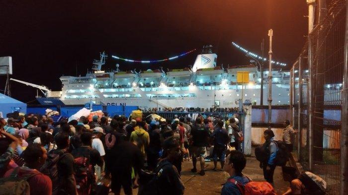KM SINABUNG - Foto dokumen suasana penumpang kapal KM Sinabung yang hendak berangkat ke Sorong dan sejumlah daerah di Indonesia dari Pelabuhan Manokwari, Kamis (4/4/2024) malam.