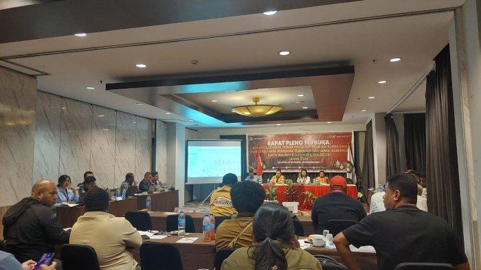 Suasana pleno hasil rekapitulasi suara Pilkada Kota Jayapura dan calon Gubernur Papua untuk tingkat kota di Abepura, Rabu (11/12/202) dini hari. Abisai Rollo - Rustan Saru ditetapkan sebagai pemenang Pilkada Kota Jayapura.