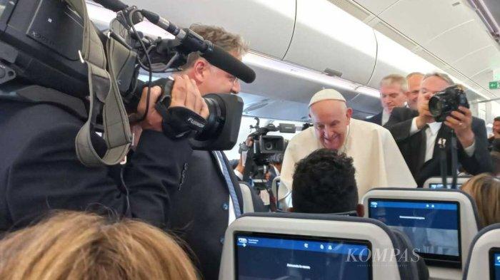 Suasana saat Paus Fransiskus menyapa sejumlah wartawan di dalam pesawat komersial ITA Airways A330. Pesawat tersebut disewa khusus oleh rombongan Paus Fransiskus sejak dari Bandara Internasional Leonardo da Vinci, Fiumicino, Roma, Senin (2/9/2024). KOMPAS/JOSIE SUSILO