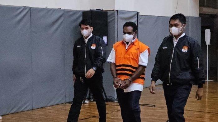 TERSANGKA - Komisi Pemberantasan Korupsi (KPK) menahan tersangka kasus suap yakni mantan Kepala Dinas Pekerjaan Umum dan Perumahan Rakyat (PUPR) Papua, Gerius One Yoman.