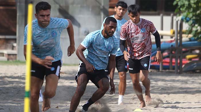 LATIHAN - Para pemain PSBS Biak kembali berkumpul di Bali dan memanaskan fisik untuk menghadapi laga pekan ke-8 BRI Liga 1 2024/25. Dok. Media Officer PSBS Biak