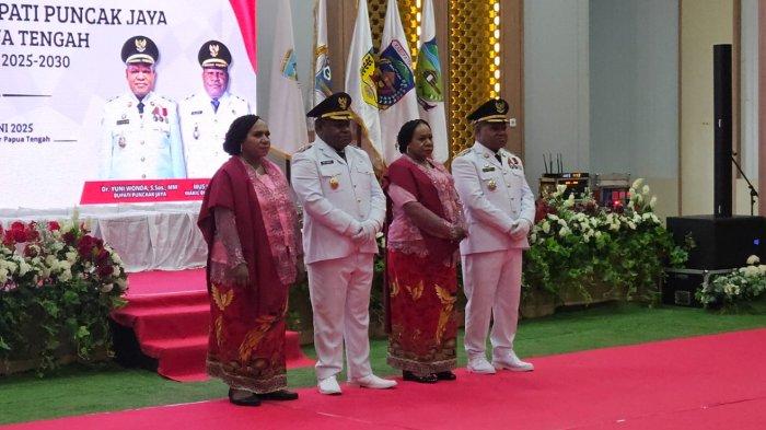 DILANTIK -  Bupati Puncak Jaya, Yuni Wonda (kanan) dan wakilnya, Mus Kogoya (kiri)  resmi dilantik di Kantor Gubernur Papua Tengah di Nabire, Selasa (17/6/2025)