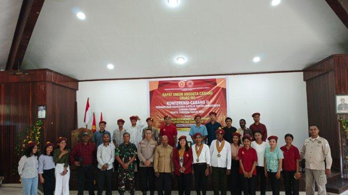 FOTO BERSAMA- Direktur YPMAK, Leonardua Tumuka saat foto bersama dengan Perhimpunan Mahasiswa Katolik Republik Indonesia (PMKRI) Cabang Timika Santa Theresia di Aula Bobaigo, Keuskupan Timika, Jalan Cenderawasih, Selasa (18/2/2025).