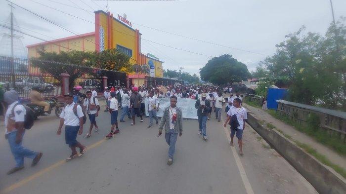 AKSI TOLAK PROGRAM PRABOWO - Ribuan pelajar menggelar aksi menolak program Makan Bergizi Gratis di Wamena, Kabupaten Jayawijaya, Papua Pegunungan, Senin (17/2/2025). Massa bergerak ke Kantor DPRD Jayawijaya untuk menyampaikan aspirasinya.