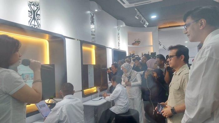 LABORATORIUM DIGITAL - Wakil Menteri Komunikasi dan Digital (Komdigi), Nezar Patria (kanan) bersama President Director dan Chief Executive Officer Indosat Ooredoo Hutchison, Vikram Sinha mendengar penjelasan tutor di laboratorium Artificial Intelligence (AI) Experience Center di Kota Jayapura, Rabu (21/5/2025).