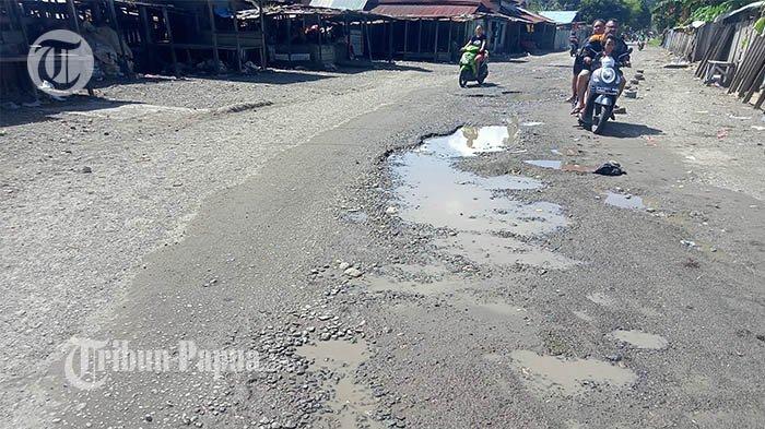 Tampak Kondisi Jalan di Pasar Sore Nabire, Provinsi Papua Tengah.