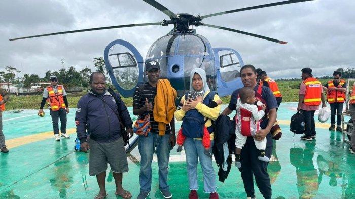 Tampak empat tenaga kesehatan merupakan penumpang Helikopter Intan Angkasa diserang orang tak dikenal di distrik Alama, Kabupaten Mimika, Papua Tengah, Senin (5/8/2024).