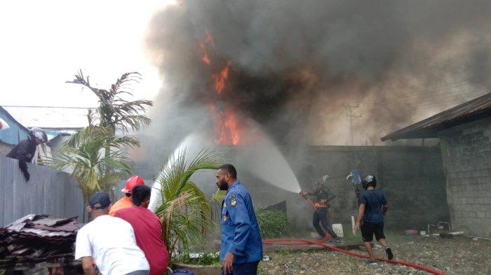 Tampak kebakaran gudang diduga menimbun BBM di Jalan Leo Mamiri Timika, Senin (25/9/2023).