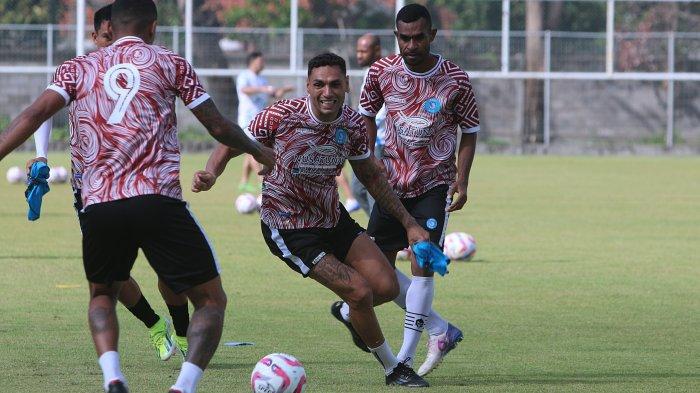 Tampak pemain PSBS Biak berlatih di Bali. PSBS Biak berupaya keras keluar dari keterpurukan di BRI Liga 1 musim 2024/25. (Dok. Media Officer PSBS Biak)
