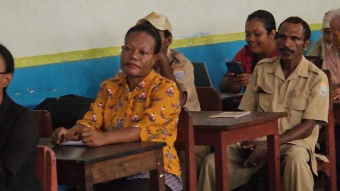 Tampak seluruh kepala guru SMP di Nabire, yang sedang mendengar materi sosialisasi IKM