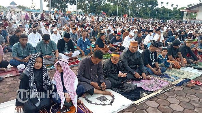 Tampak suasana sholat berjamaah Idul Fitri 1445 H di pelataran gerung Eme Neme Yauware Timika, Rabu (10/4/2024).