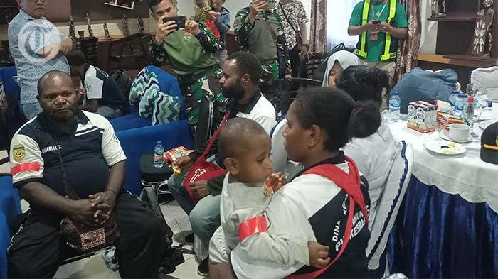 Tenaga Kesehatan (Nakes) dan guru berhasil dievakuasi dari Alama menggunakan helikopter Caracal milik TNI Angkatan Udara, Selasa (6/8/2024) sore.