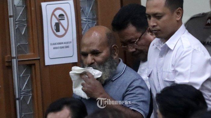 Terdakwa kasus dugaan suap dan gratifikasi terkait proyek infrastruktur Provinsi Papua Lukas Enembe menjalani sidang dakwaan di Pengadilan Tipikor, Jakarta, Senin (19/6/2023). Lukas Enembe didakwa menerima suap dan gratifikasi senilai Rp 46,8 miliar yang diduga uang tersebut diterima sebagai hadiah yang berkaitan dengan jabatannya sebagai Gubernur Papua dua periode, tahun 2013-2023.