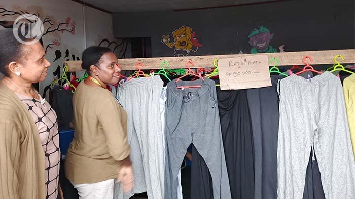 Tim Divisi Monitoring dan Evaluasi YPMAK melakukan pemantauan terhadap usaha penjual cakbor di Jalan Bhayangkara Timika, Rabu (31/7/2024)