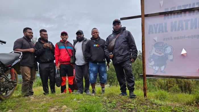 Tim suvervisi Bawaslu Papua Tengah bahkan sudah melakukan pengawasan melekat, berbeda dengan komisioner KPU Kabupaten Intan Jaya yang turun ke lapangan pada saat pemungutan suara. 