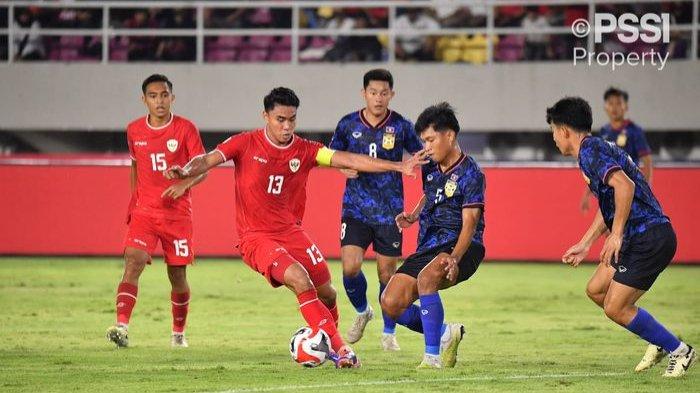 Bek Timnas Indonesia Muhammad Ferarri (tengah) saat beraksi menghadapi para pemain Laos dalam laga kedua Grup B ASEAN Cup 2024 di Stadion Manahan, Solo, Kamis (12/12/2024).