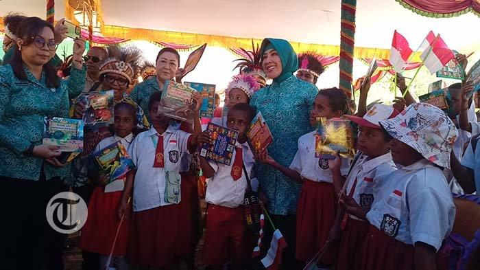Ibu Tri Tito Karnavian bersama PJ. Gubernur Papua Tengah dan Ketua PKK Kabupaten Mimika, Ny. Suzy Rettob saat membagi buku bersama anak-anak.