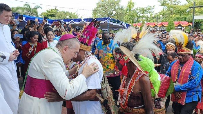 PENTAHBISAN USKUP TIMIKA: Keluarga Maybrat, Papua Barat serahkan Bernardus Bofitwos Baru, OSA menjadi Uskup Keuskupan Timika, Rabu (14/5/2025).
