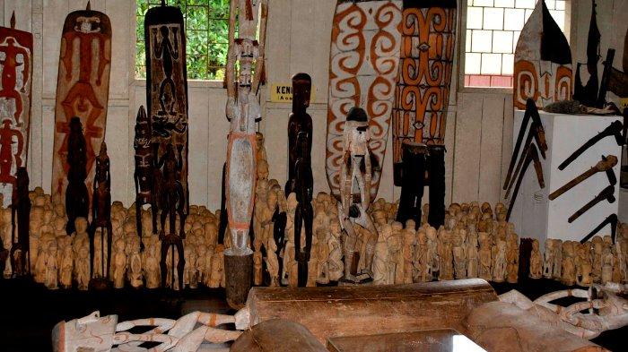 Ukiran patung dan panel Suku Asmat