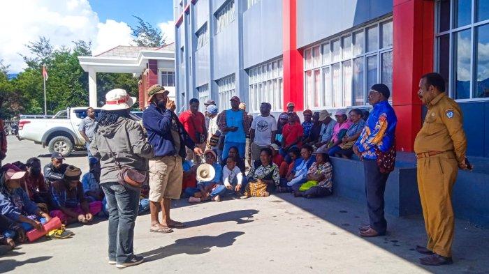 Peran Perempuan Adat Terancam: MRP Minta Pemprov Papua Tengah Beri Ruang Ekonomi Kerakyatan Jelas