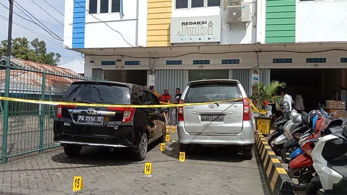 TEROR BOM MOLOTOV - Kantor redaksi media Jujur Bicara (Jubi) di Jalan SPG Perumnas II Waena, Kota Jayapura, Papua, dilempari dua barang yang diduga bom molotov pada Rabu (16/10/2024) dini hari, pukul 03.20 WIT. Dok. AJI Jayapura