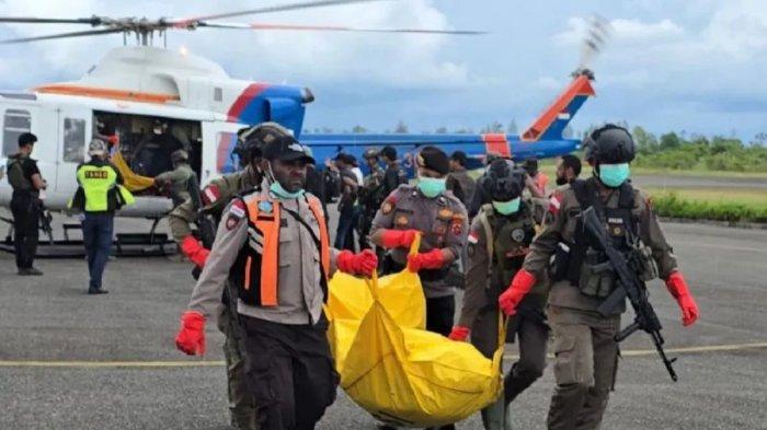 EVAKUASI KORBAN KKB - Operasi gabungan Satgas Damai Cartenz dan Satgas TNI mengevakuasi dua penambang emas korban penembakan KKB ke Dekai, Kabupaten Yahukimo, Papua Pegunungan, Kamis (10/4/2025).(KOMPAS.COM/Satgas Damai Cartenz)