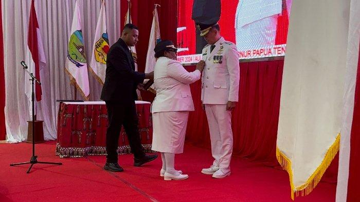Valentinus Sudarjanto Sumito saat dilantik oleh Pj Gubernur Papua Tengah, Ribka Haluk, sebagai Pj Bupati Mimika di Aula Kantor Gubernur Papua Tengah, Nabire, Papua Tengah, Jumat (6/9/2024)
