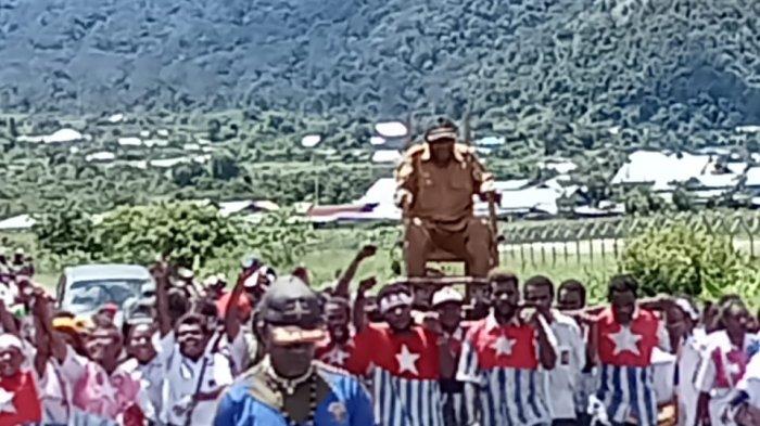 Viral foto puluhan pelajar SMA mengenakan atribut Bintang Kejora sembari longmars di Kabupaten Dogiyai, Provinsi Papua Tengah, Senin (6/4/2024).