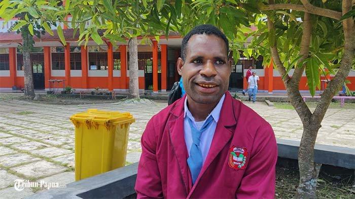 ASRMA SISWA - Siswa SMA asalah Mimika, Kerinus Kelabetme, tengah menempuh pendidikan di SMA Tarua Bakti Waena Kota Jayapua.