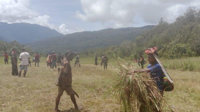 DISTRIK JILA- Tampak warga dan petugas keamanan dari jajaran TNI berada di lapangan terbang di Distrik Jila, Kabupaten Mimika, Provinsi Papua Tengah, Senin (28/4/2025).