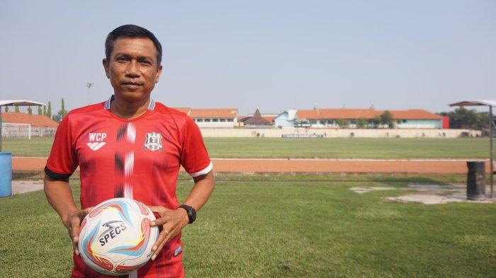 Widodo Cahyono Putro, Pelatih Deltras FC, saat ditemui di sela latihan tim di Stadion Jenggolo, Sidoarjo, Jawa Timur, Kamis (21/12/2023). Widodo adalah eks penyerang tim nasional Indonesia nomor punggung 7 dan pencetak gol terbaik Piala Asia 1996. Gol dengan tendangan salto ke gawang Kuwait di Piala Asia 1996 dinobatkan sebagai gol terbaik sepanjang masa turnamen tersebut. KOMPAS/AMBROSIUS HARTO MANUMOYOSO