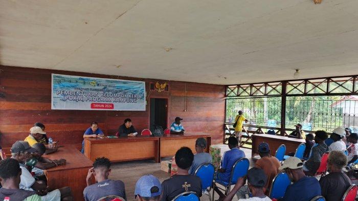 Suasana pertemuan YPMAK dengan masyatakat di Kampung Atuka, Mimika Tengah, Sabtu (8/6/2024).