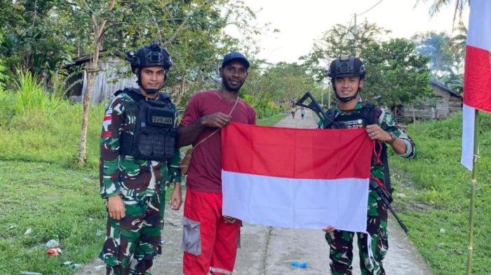 Satgas Pam Obvitnas PT Freeport Indonesia Yonif 116/Garda Samudra mengajak warga mengibarkan bendera merah putih serta umbul umbul di Distrik Jita, Kabupaten Mimika, Papua Tengah, Selasa (13/8/2024).