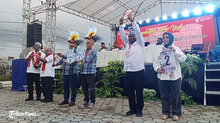 Tiga Pasangan Calon Bupati berfoto bersama usai mengambil nomor urut untuk Pilkada Mimika 2024.