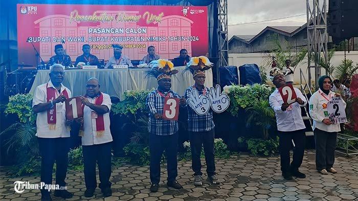Foto bersama tiga pasangan calon Bupati Mimika, JOEL-MP3-AIYE di halaman Kantor KPU Mimika, Senin (23/9/2024).