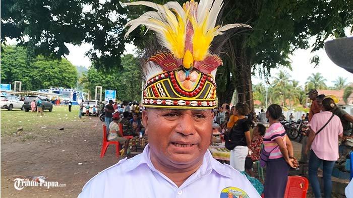Calon bupati kepulauan Yapen, Yuhendar Muabuai saat diwawancarai awak media di Yapen, Papua, Kamis (21/11/2024).